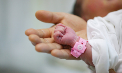 Anche all’ospedale Destra Secchia ora i papà possono assistere al taglio cesareo