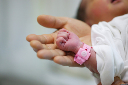 Anche all’ospedale Destra Secchia ora i papà possono assistere al taglio cesareo