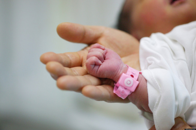 Anche all’ospedale Destra Secchia ora i papà possono assistere al taglio cesareo