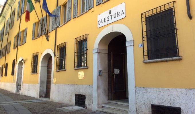 Si sente minacciata dal fidanzato e lo fa finire in Questura, ma poi si pente e lo rivuole indietro