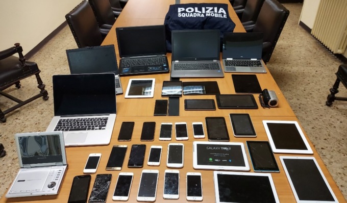 Tre giovanissimi rubavano i cellulari negli spogliatoi per rivenderli: denunciati per furto