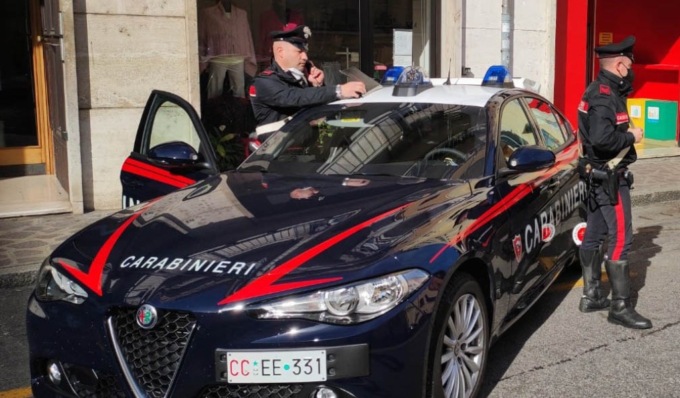 Ubriaco disturba i clienti di un bar, poi aggredisce i carabinieri: arrestato