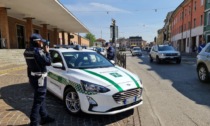 Ubriaco danneggia un negozio e prende a calci un'auto in sosta