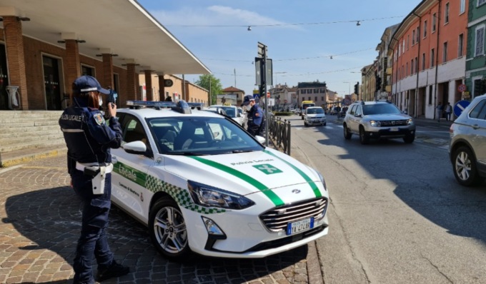 Ubriaco danneggia un negozio e prende a calci un’auto in sosta