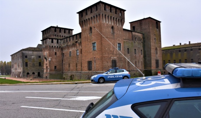 Ruba cellulare a infermiera del Poma e lo scambia con una dose di droga