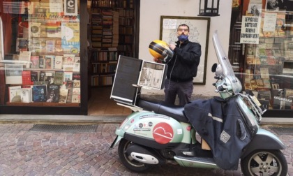 Il giro d’Italia con la Vespa-libreria viaggiante di Fabio Mendolicchio passa anche da Mantova