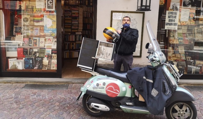 Il giro d’Italia con la Vespa-libreria viaggiante di Fabio Mendolicchio passa anche da Mantova