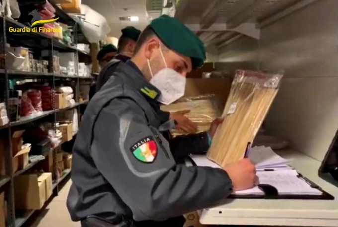 Sequestrate 40mila paia di calze contraffatte: nell’azienda ci lavoravano tre lavoratori in nero 