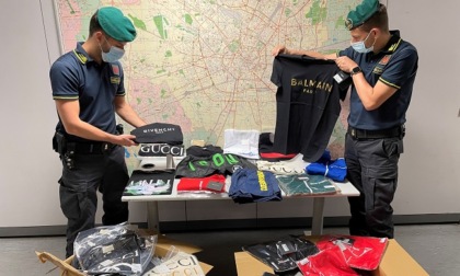 Oltre 900 abiti contraffatti nascosti in un garage di Guidizzolo