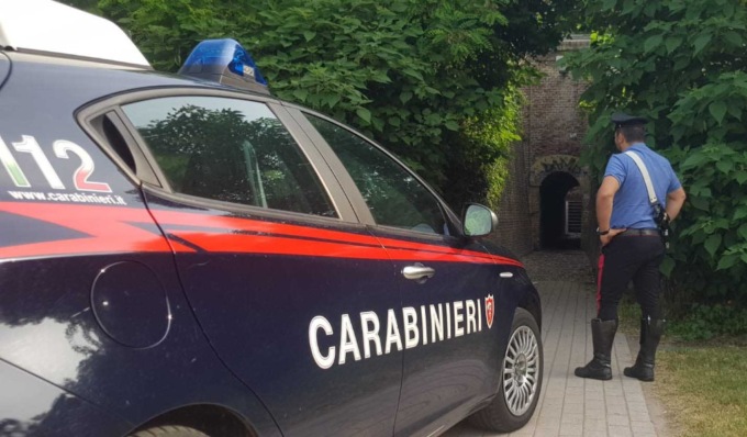 Anziana investita da una bici e poi picchiata e insultata