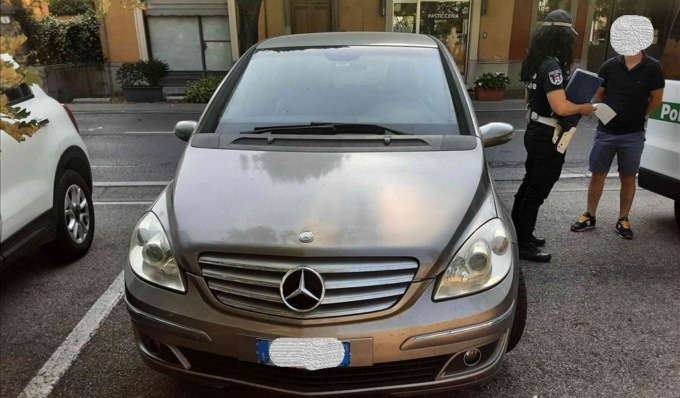 Perde il controllo del cagnolino che viene investito e ucciso da un’auto