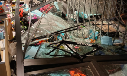 Col pick-up sfondano la vetrina e rubano le bici: bottino da 100mila euro