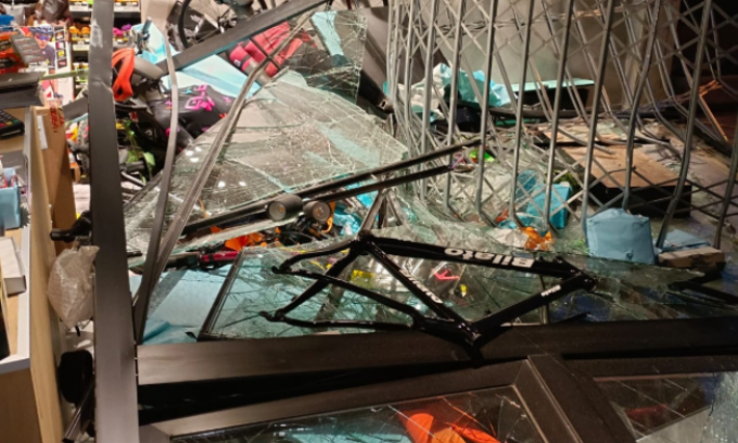 Col pick-up sfondano la vetrina e rubano le bici: bottino da 100mila euro