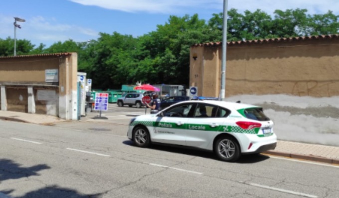 Sorpreso mentre abbandona sacchi di spazzatura in strada, multa da 500 euro