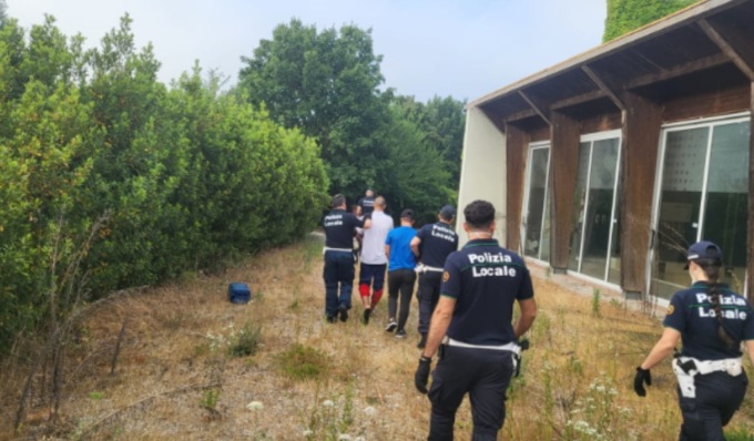 Blitz all’alba all’ex Sport Village, sorpresi all’interno 6 pregiudicati
