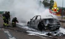 Jaguar divorata dalle fiamme sulla A4: il video e le foto