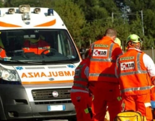 Schianto contro il muro e poi nel canale: gravissima 29enne