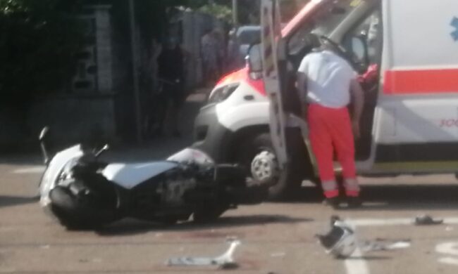 Terribile schianto contro un’auto, centauro 57enne muore sul colpo