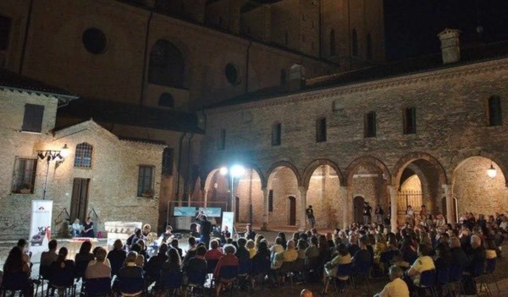 Piazza Alberti durante un evento legato al Festivaletteratura