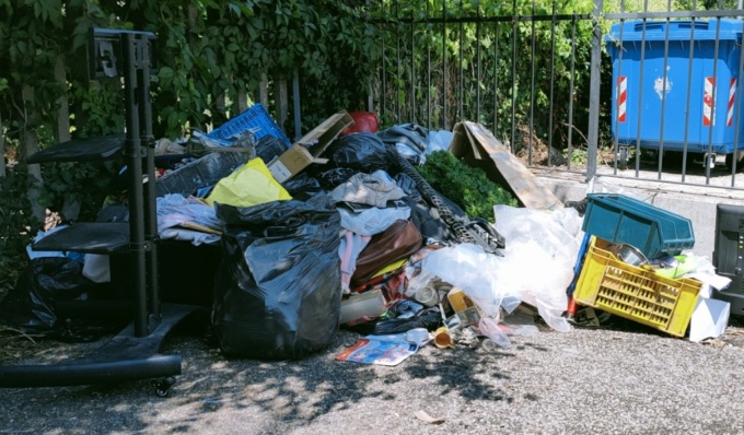 Svuota casa e abbandona in strada il mobilio: donna multata