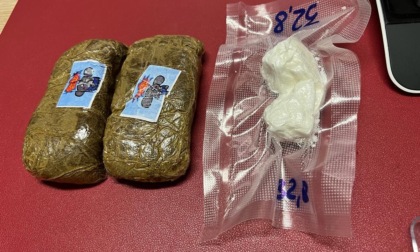 Cocaina, hashish e denaro sull'auto: due giovani in arresto