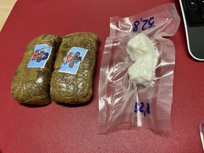 Cocaina, hashish e denaro sull’auto: due giovani in arresto
