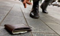 Anziano trova un borsello contente 1.500 euro e lo restituisce
