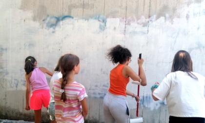 Spogliatoi imbrattati, i ragazzini puliscono con la street art