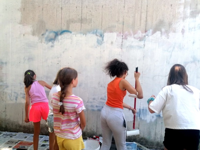 Spogliatoi imbrattati, i ragazzini puliscono con la street art