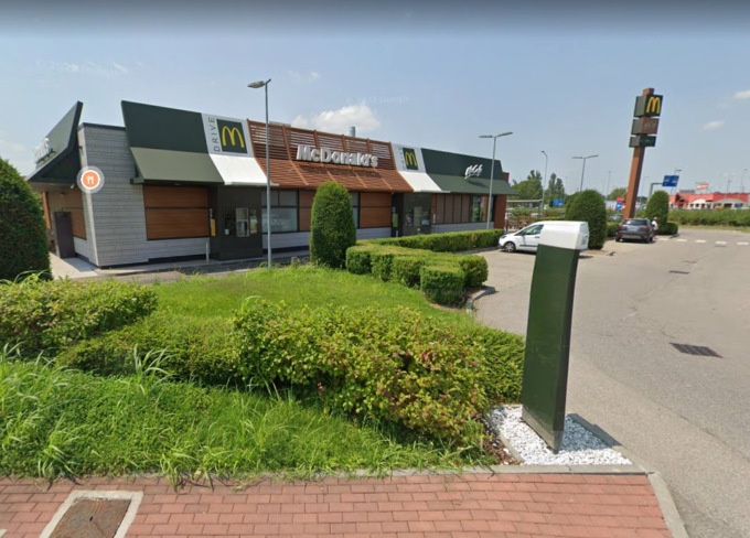 Pistola in faccia, rapina di notte al McDonald’s