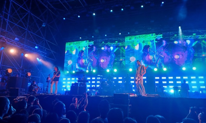 Concerto Placebo, 52enne ubriaca importuna gli spettatori e poi si scaglia contro la polizia