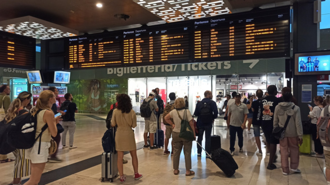 Treni, estate calda di disservizi e disagi: il viaggio casa-lavoro è peggio di un’odissea