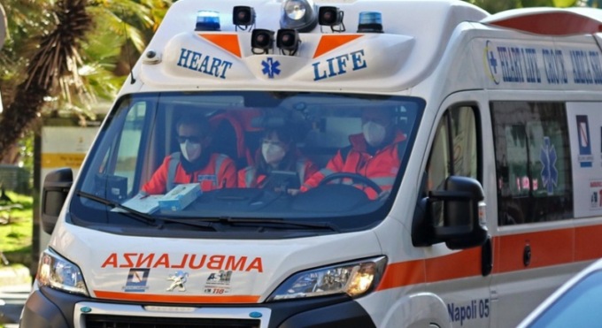 Accusa un malore in strada e si accascia a terra, 21enne finisce in ospedale