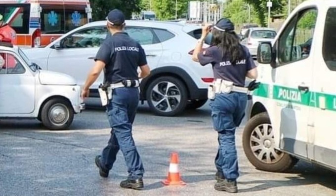 Alla guida di un autocarro causa un incidente stradale poi si dà alla fuga: era senza patente