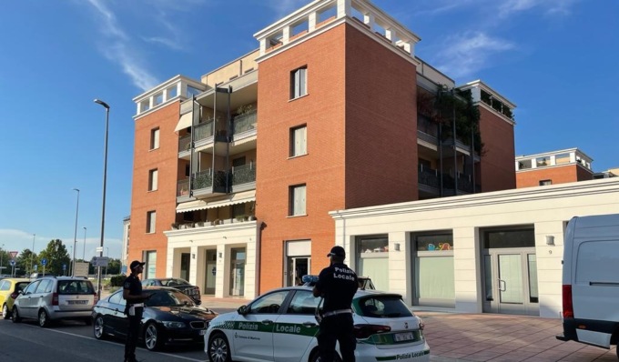 Venditore ambulante ruba un portafoglio: incastrato dalle telecamere