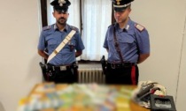 Razziava soldi e beni negli esercizi commerciali: arrestato 38enne, colpi anche nel Mantovano