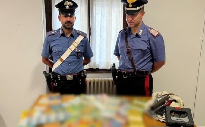 Razziava soldi e beni negli esercizi commerciali: arrestato 38enne, colpi anche nel Mantovano
