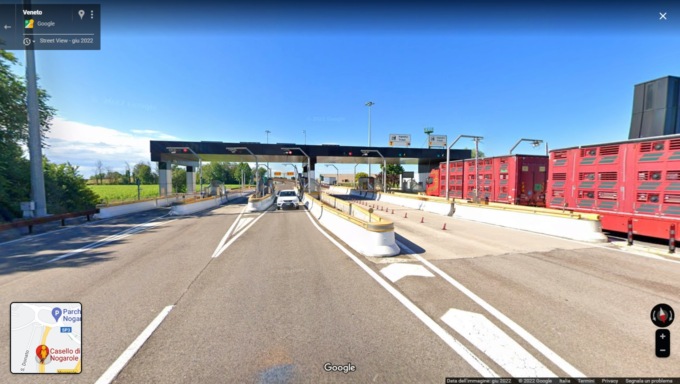 A fuoco camion in A22: chiuso il casello e code in autostrada