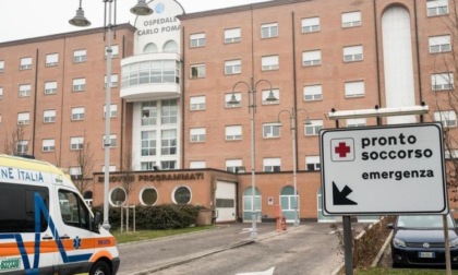 Caos al pronto soccorso di Mantova: aziona un estintore contro personale e pazienti e manda in tilt il reparto