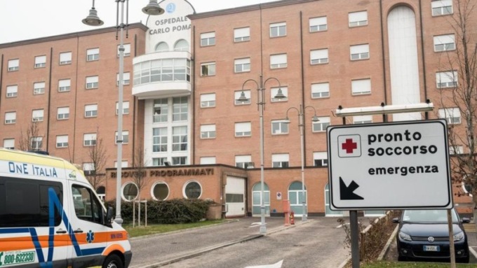 Caos al pronto soccorso di Mantova: aziona un estintore contro personale e pazienti e manda in tilt il reparto