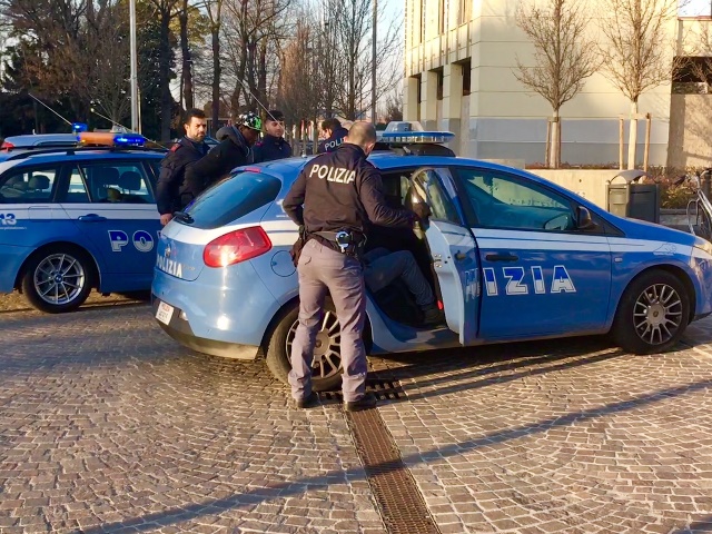 Gira per la città mezzo nudo, fermato dalla Polizia si rifiuta di dare le generalità