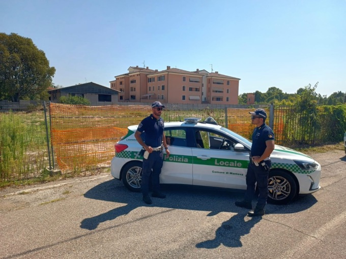 Il figlio di due anni esce di casa da solo: genitori denunciati per abbandono di minore