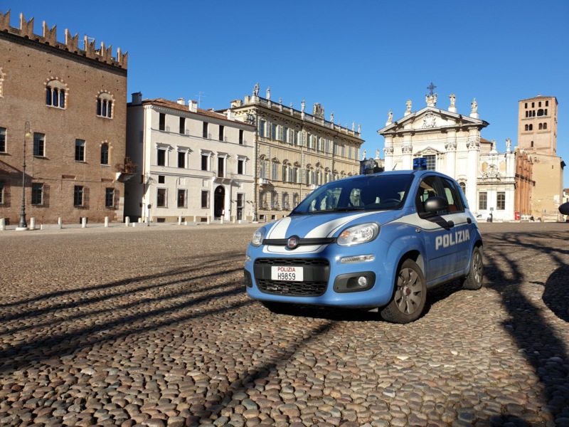 Un'auto della polizia in piazza Sordello, dove si trova la Questura di Mantova