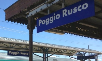 Viaggia senza biglietto e poi si rifiuta di fornire i propri documenti al capotreno