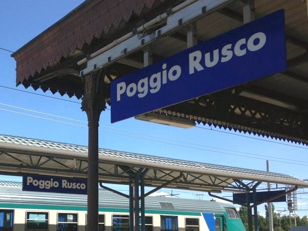 Viaggia senza biglietto e poi si rifiuta di fornire i propri documenti al capotreno