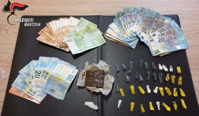 Spaccia cocaina e hashish di notte nel box di casa: arrestato 60enne