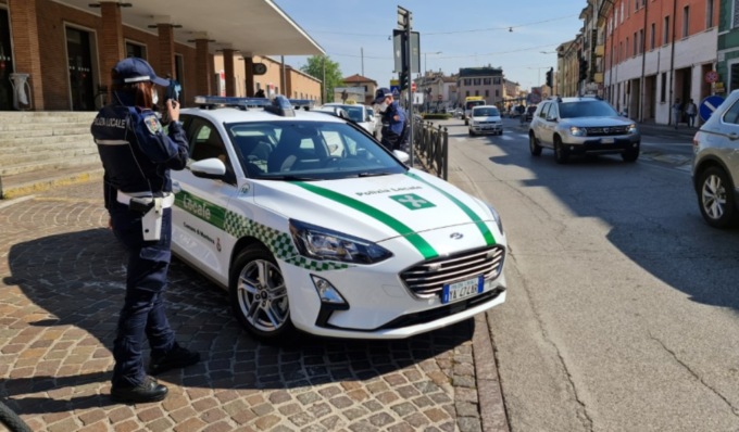 Fa la spesa al supermercato con la carta di credito che aveva rubato