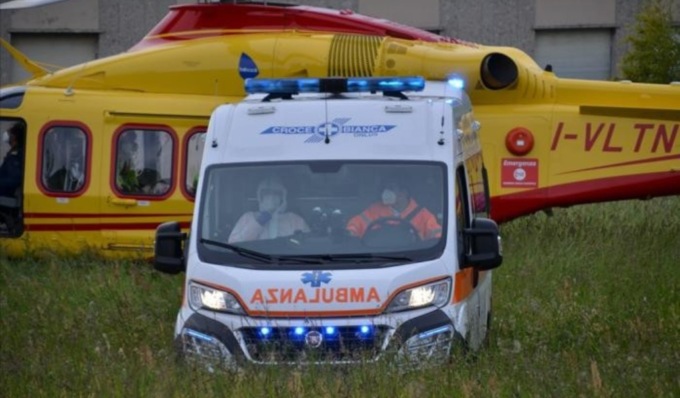 Esce di strada e si ribalta nei campi: cinque giovanissimi feriti, due ragazze in ospedale in elisoccorso