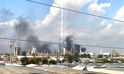 Incendio alla ex Itas: brucia plastica, colonna di fumo nero in cielo