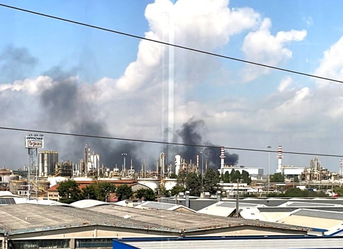 Incendio alla ex Itas: brucia plastica, colonna di fumo nero in cielo
